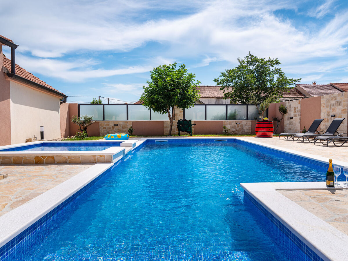 Maison Šimić à Benkovac : piscine privée 8×4m - Photo 2