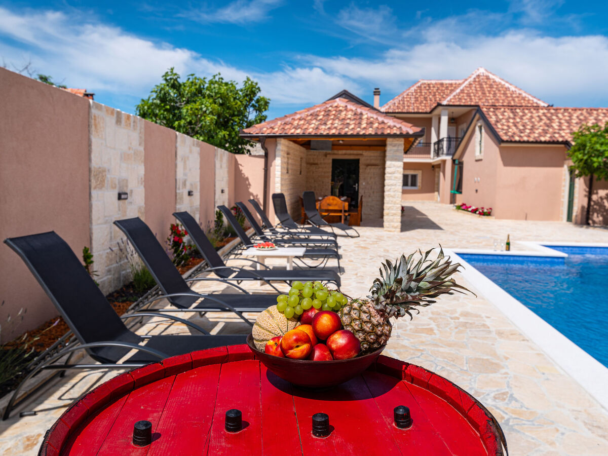 Maison Šimić à Benkovac : piscine privée 8×4m - Photo 3
