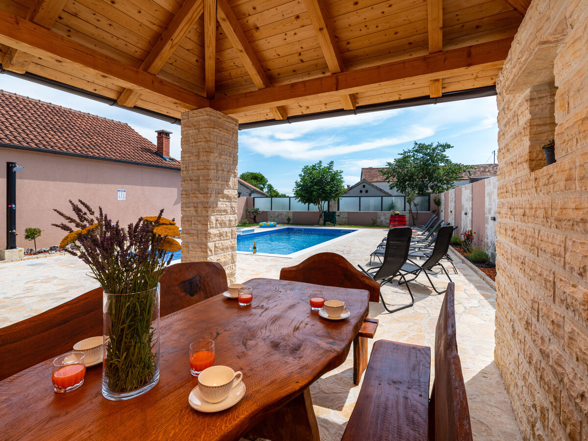 Maison Šimić à Benkovac : piscine privée 8×4m - Photo 5