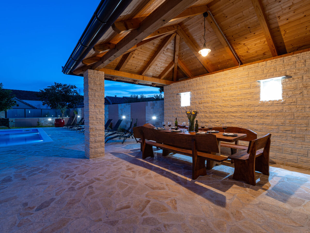 Maison Šimić à Benkovac : piscine privée 8×4m - Photo 16