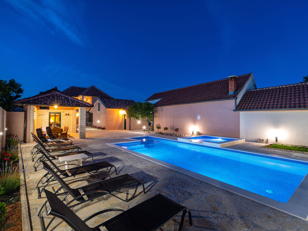 Maison Šimić à Benkovac : piscine privée 8×4m - Photo 18