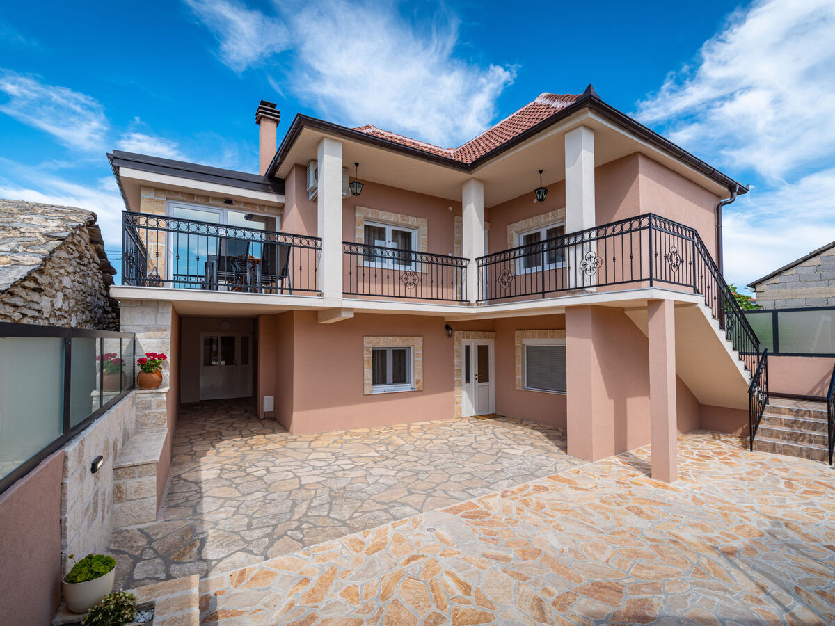 Maison Šimić à Benkovac : piscine privée 8×4m - Photo 19