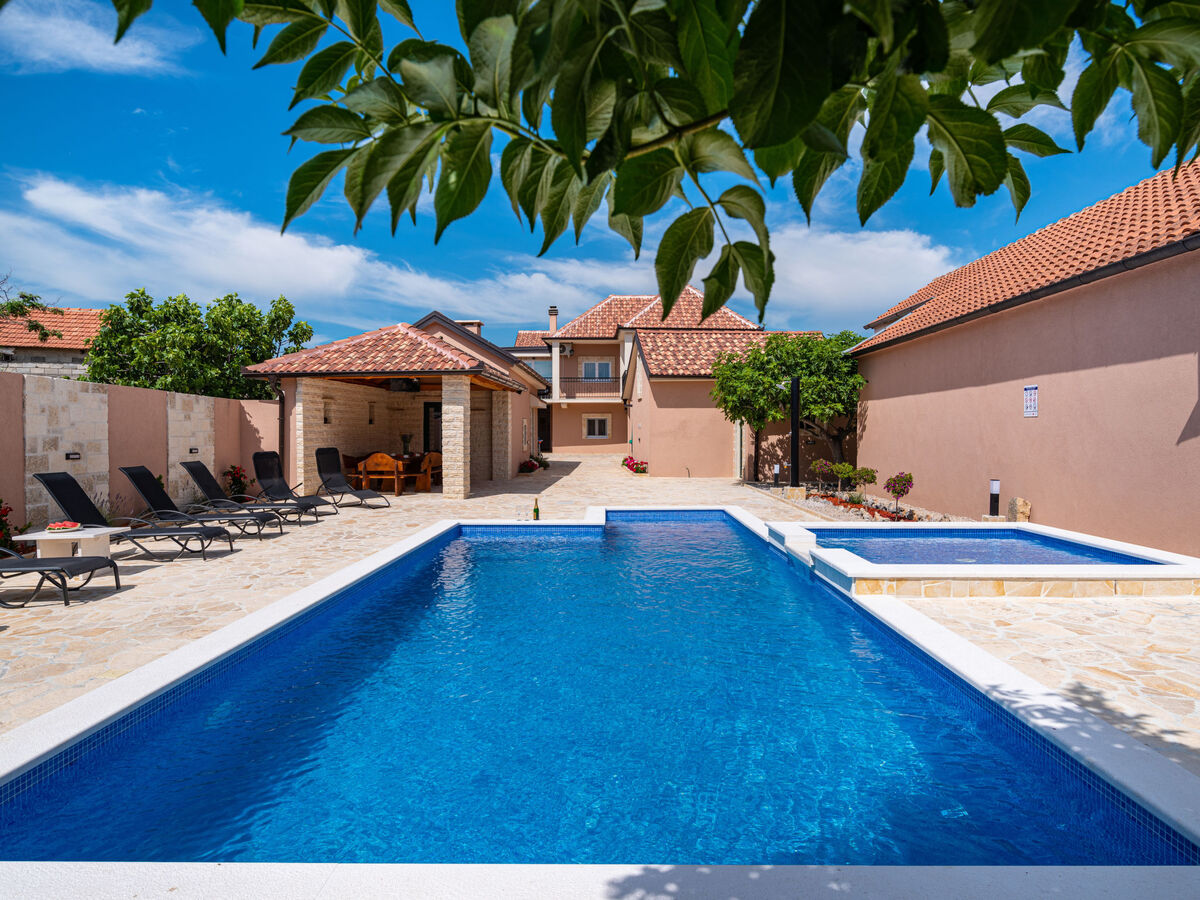Maison Šimić à Benkovac : piscine privée 8×4m - Photo 21