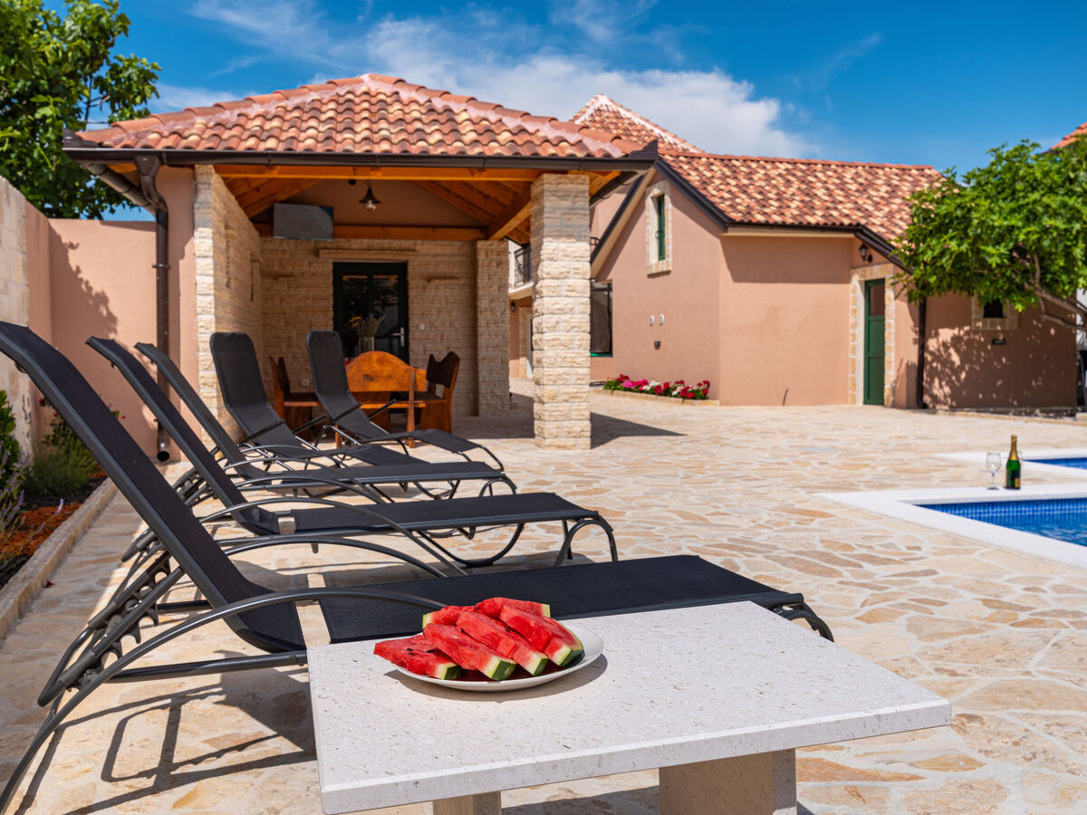 Maison Šimić à Benkovac : piscine privée 8×4m - Photo 22