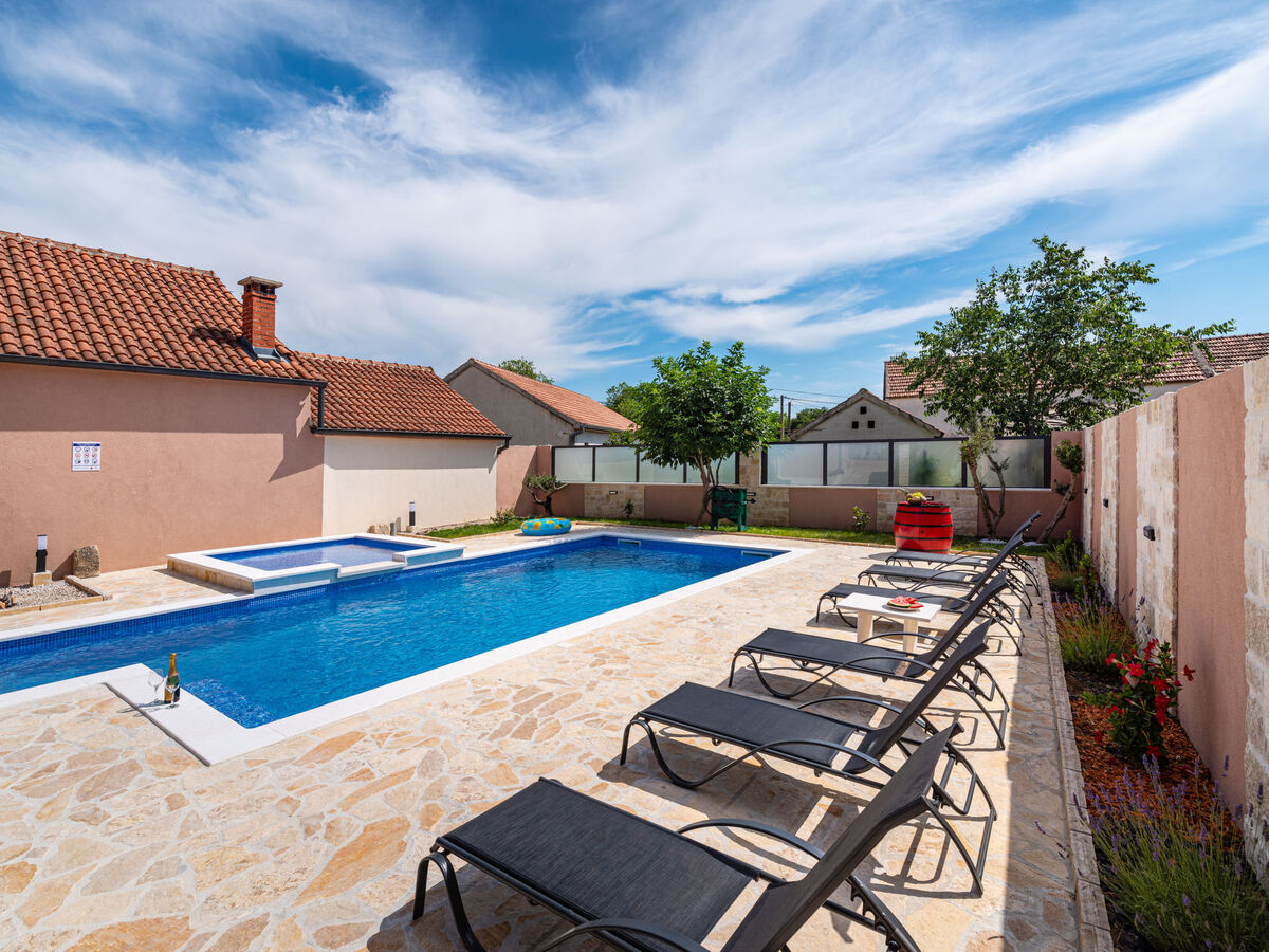 Maison Šimić à Benkovac : piscine privée 8×4m - Photo 23