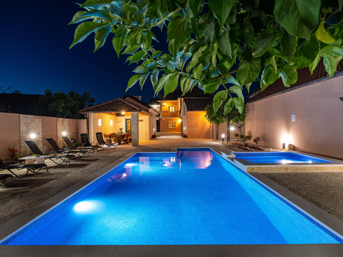 Maison Šimić à Benkovac : piscine privée 8×4m - Photo 26