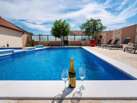 Maison Šimić à Benkovac : piscine privée 8×4m