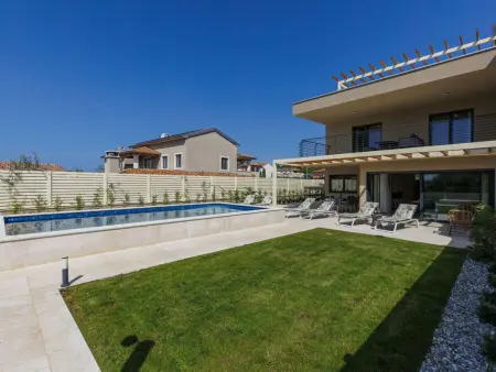 Villa Avona, maison moderne avec piscine chauffée à Tar : photo 10
