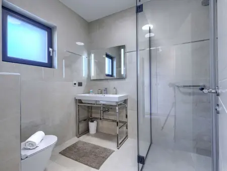 Villa Avona, maison moderne avec piscine chauffée à Tar : photo 14