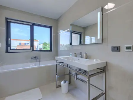 Villa Delora : maison moderne avec piscine chauffée à Tar : photo 7