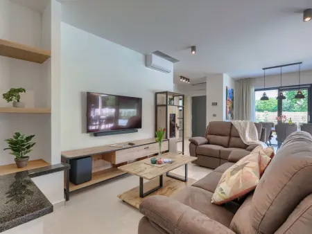 Villa Delora : maison moderne avec piscine chauffée à Tar : photo 22