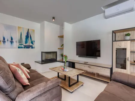 Villa Delora : maison moderne avec piscine chauffée à Tar : photo 25