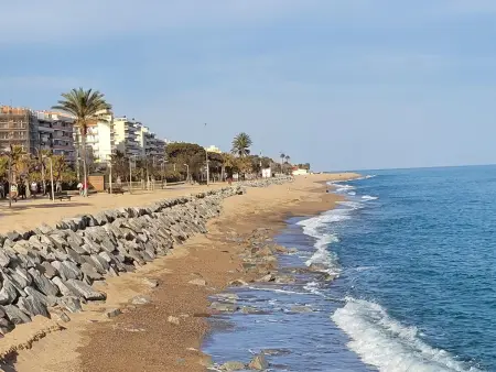 Location appartement à Pineda de Mar, Appartement à Pineda de Mar pour 6, proche mer, climatisé, avec balcon et Wi-Fi