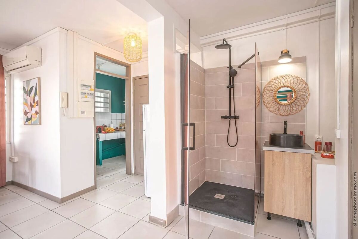 Appartement avec terrasse privée et vue ville à Fort-de-France - Photo 14