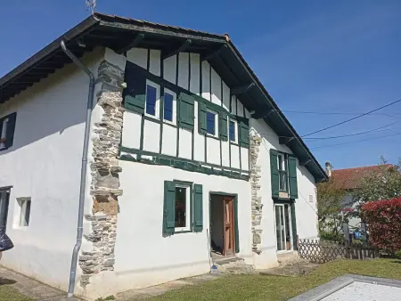 Location villa à Saint Pée sur Nivelle, Ferme Basque rénovée avec piscine - 8 pers.