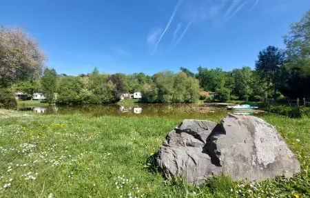 Mobil-home 6 pers. piscine chauffée au bord de l'étang : photo 11