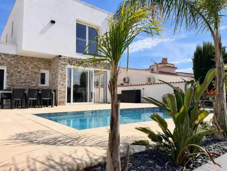 Villa canal avec piscine privée et amarrage – 8 pers. : photo 1