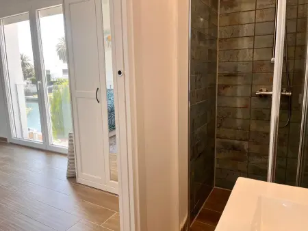 Villa canal avec piscine privée et amarrage – 8 pers. : photo 19