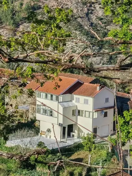 Maison avec vue sur le lac et terrasse privée à Ruivães : photo 1