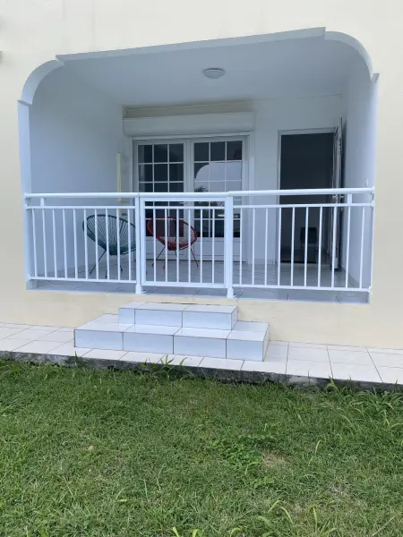 Location appartement à Le Gosier, Appartement moderne au Gosier avec jardin et terrasse