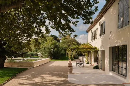 Location appartement à Villes sur Auzon, Maison provençale de luxe – Piscine, nature et spa
