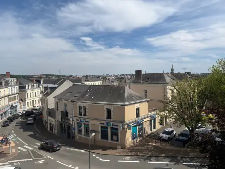 Studio rénové centre-ville Sablé, parking privé : photo 3