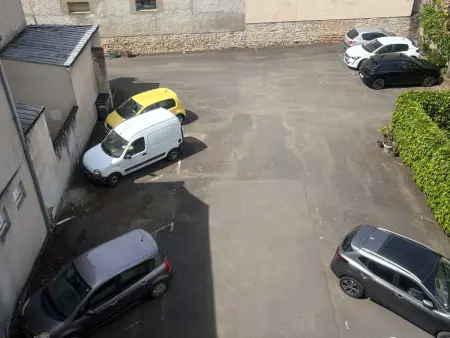 Studio rénové centre-ville Sablé, parking privé : photo 8