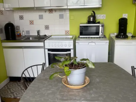 Studio rénové centre-ville Sablé, parking privé : photo 9