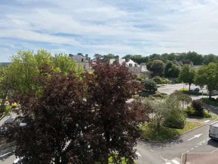 Studio rénové centre-ville Sablé, parking privé : photo 11