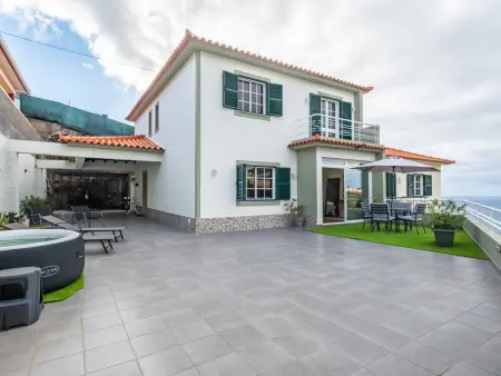 Casa Emilia - Maison 3 chambres avec jacuzzi à Calheta