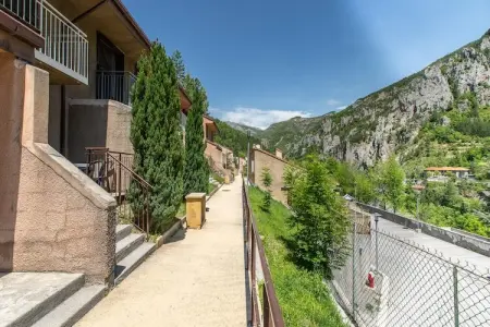 Location appartement à GUILLAUMES, Triplex alpin spacieux avec terrasse