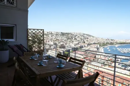 Location maison à Napoli, Une terrasse sur le golfe de Naples