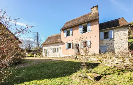Maison en pierre avec jardin à Saint-Yrieix-la-Perche : photo 1