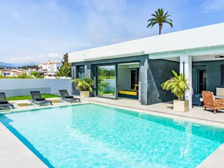 Villa Tzuki, 3 chambres avec piscine à Estepona