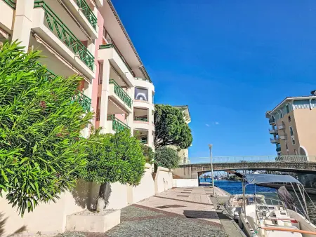 Apt Nautica avec terrasse et vue port à Fréjus : photo 1