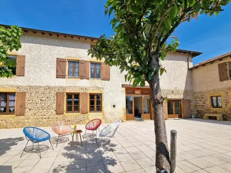 Location gite à SAINT HILAIRE SOUS CHARLIEU, Maison paisible avec animaux admis - 15 pers.