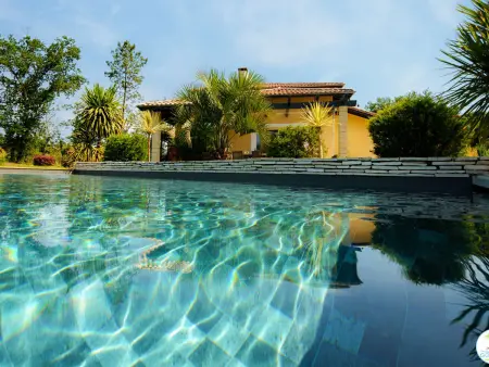 Location villa à Parentis en Born, Villa 5 étoiles avec piscine chauffée, 4 ch. avec SDB privées et BBQ - Jusquà 12 pers.