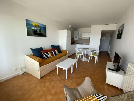 Appartement 2 pièces avec loggia, parking et vue mer : photo 2