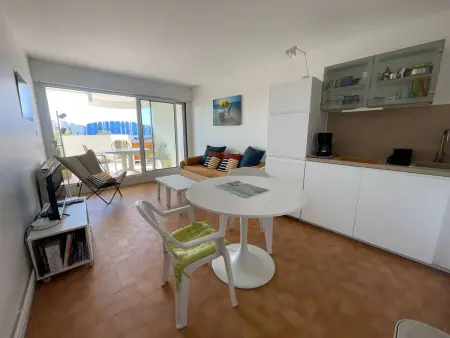 Appartement 2 pièces avec loggia, parking et vue mer : photo 3