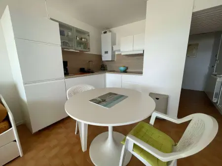 Appartement 2 pièces avec loggia, parking et vue mer : photo 5