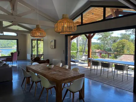 Villa contemporaine vue lac, piscine débordement & spa : photo 11