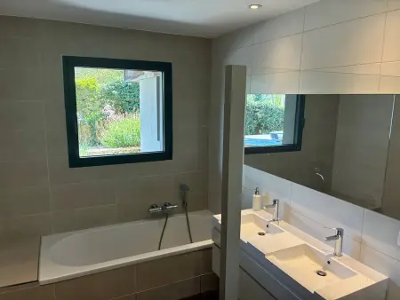 Villa contemporaine vue lac, piscine débordement & spa : photo 19