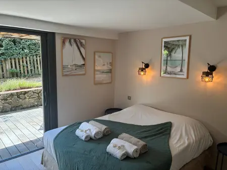 Villa contemporaine vue lac, piscine débordement & spa : photo 23