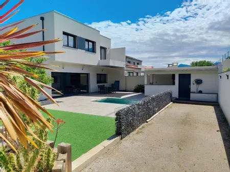 Location maison à Villelongue Dels Monts, Villa contemporaine avec piscine et vue montagne