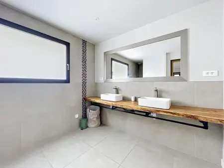 Villa contemporaine 200m² piscine vue Albères : photo 13