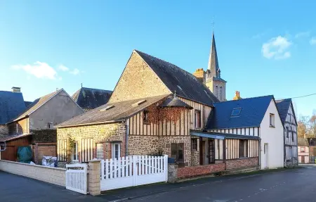 Location maison à La Baroche sous Lucé, Belle maison à colombages