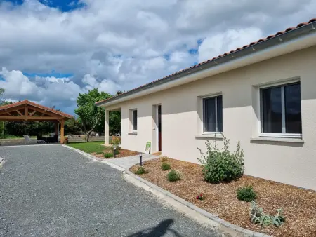Gîte 4 pers. plain-pied, jardin clos et terrasse à Boisset-lès-Montrond : photo 2