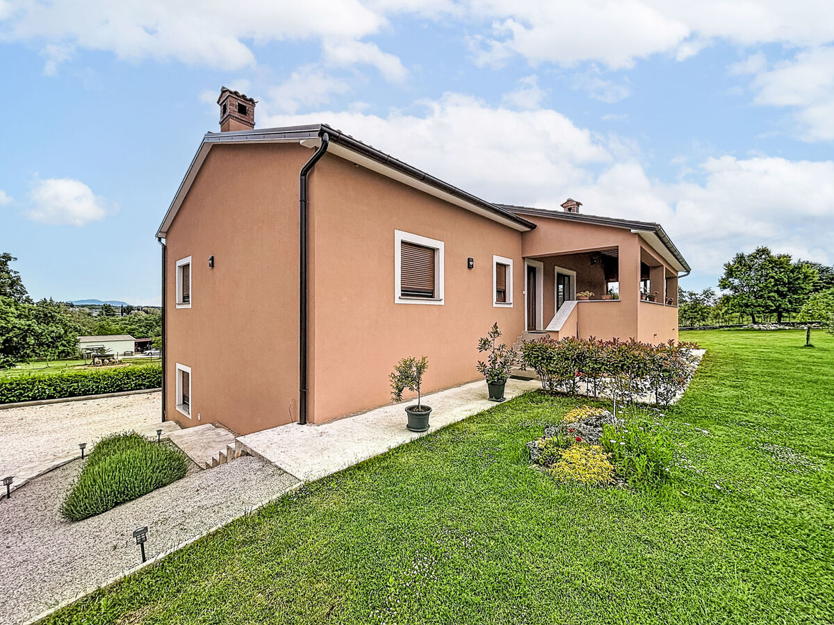 Maison Melani à Žminj : 3 chambres, 3000 m² de terrain - Photo 1