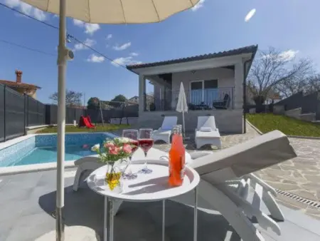 Maison Šimuni avec piscine chauffée à Labin