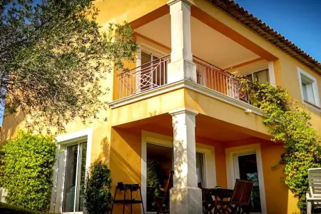 Location maison à Roquebrune sur Argens, Villa de golf avec piscine à Mazamet